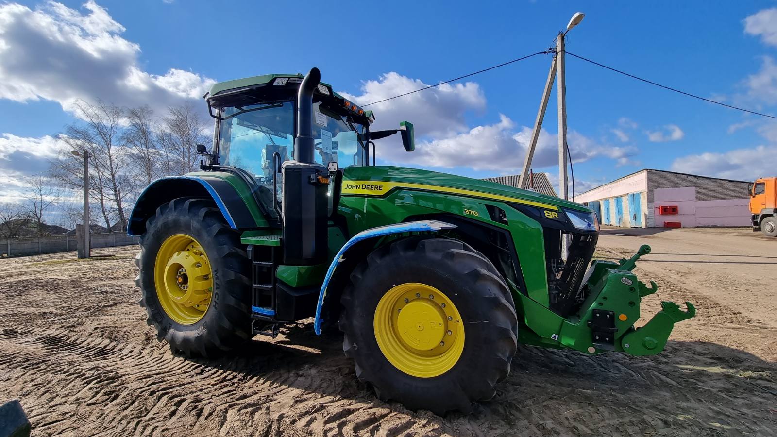 John_Deere_8R_2021_2.jpg